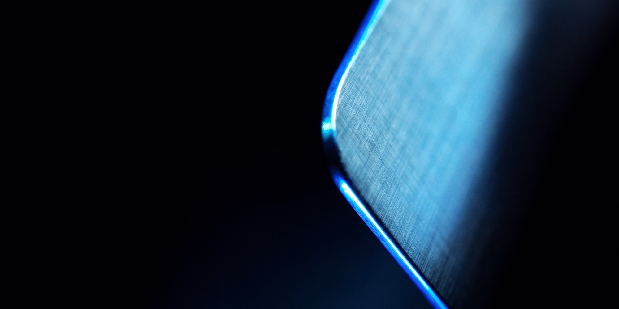 Luce fredda radente su acciaio chirurgico spazzolato