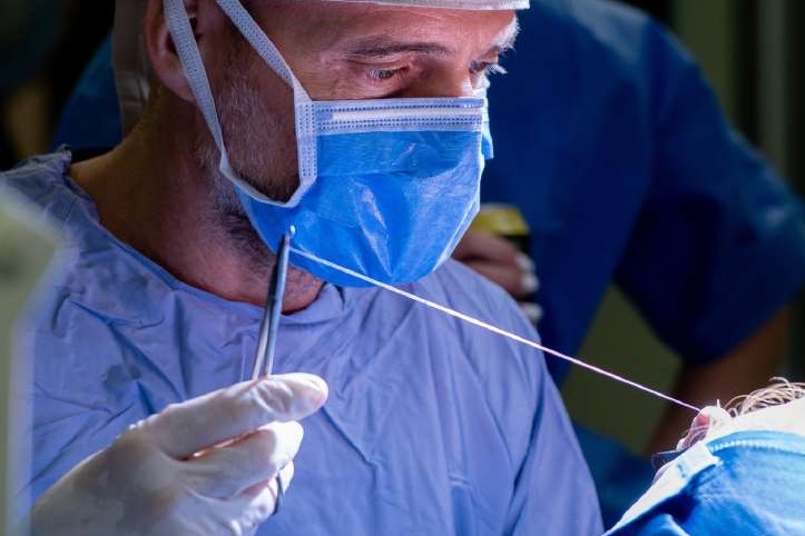 Un chirurgo al lavoro in sala operatoria